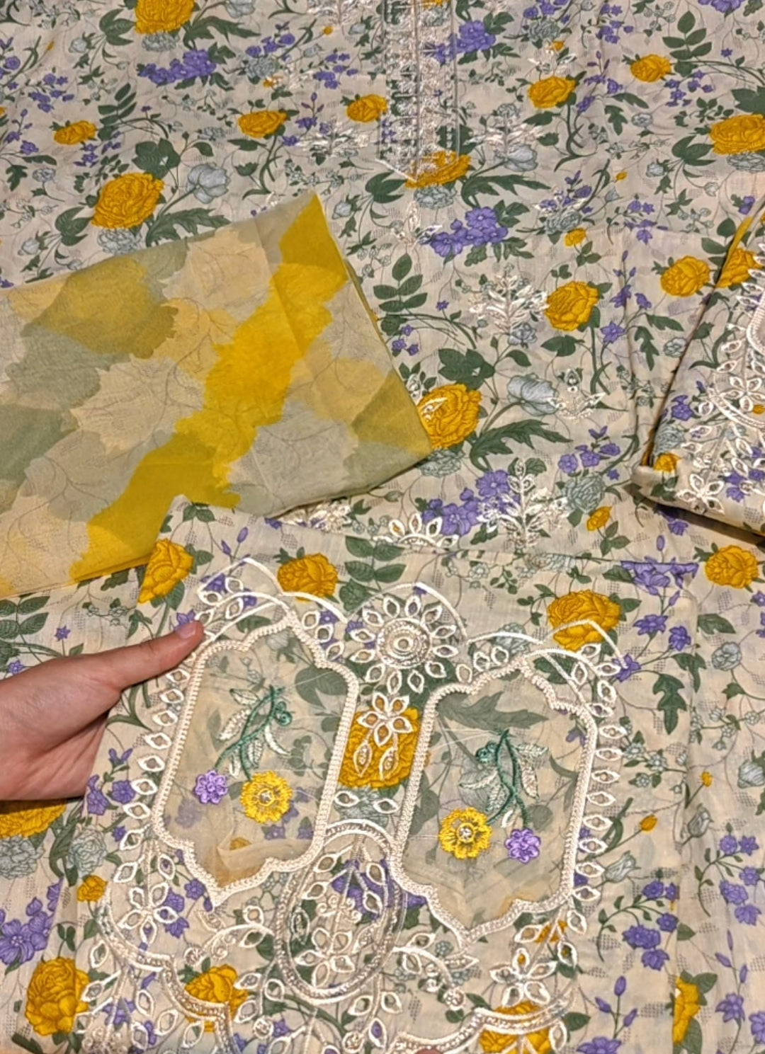 Embroidered three piece article kl034