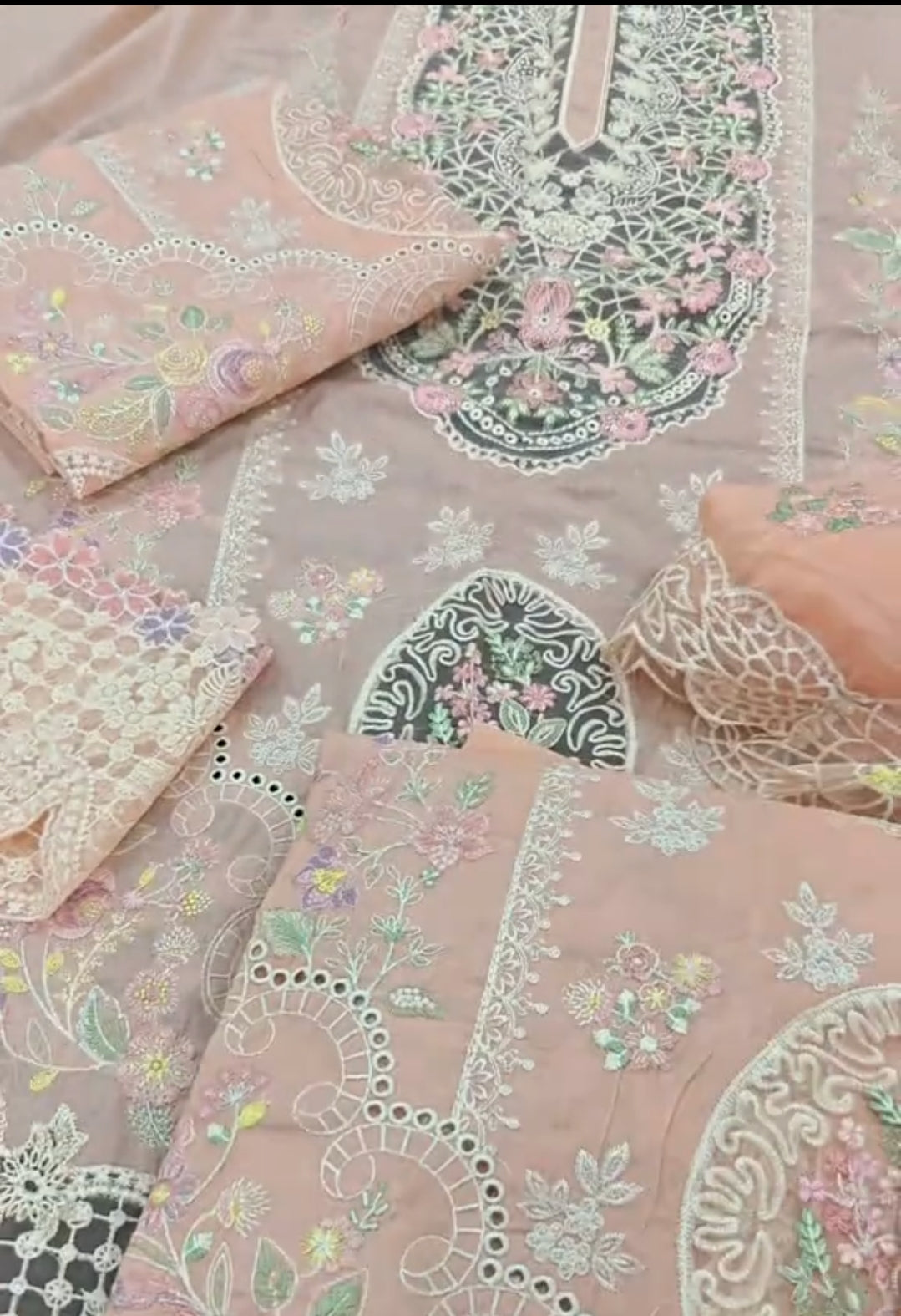 Pink 🩷 embroidered with patches beautiful three piece article kj290