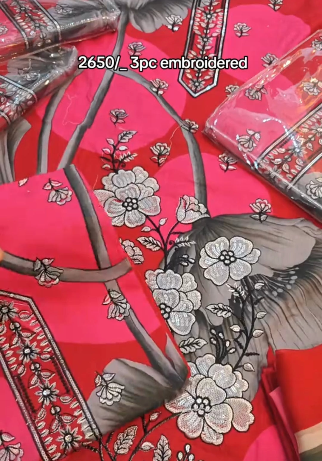 EMBROIDERED THREE PIECE ARTICLE Jk80