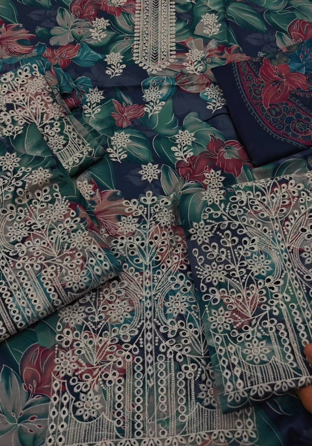 Printed with embroidered three piece article dv579