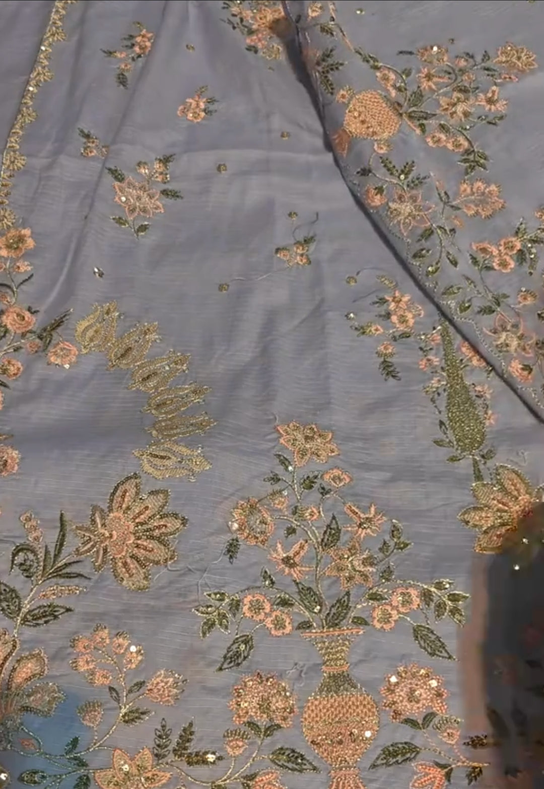 Beautiful embroidered two piece article dc468