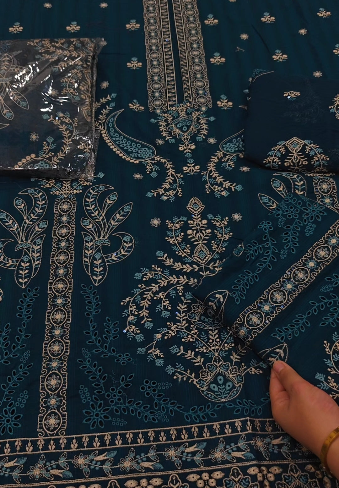 Embroidered three piece article eh532
